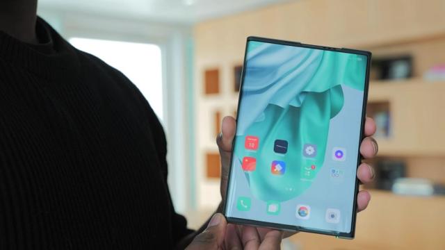 Los primeros vídeos reales del móvil enrollable de Oppo son espectaculares