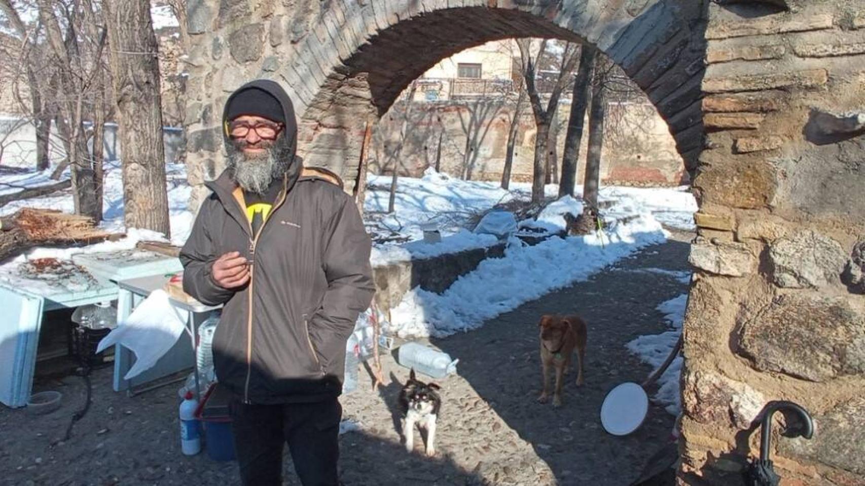 Miguel vive a orillas del Tajo bajo lonas