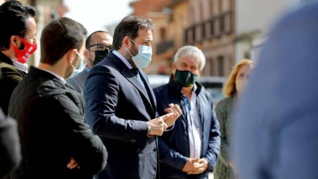 Paco Núñez este jueves en la localidad toledana de Fuensalida con los hosteleros de la zona