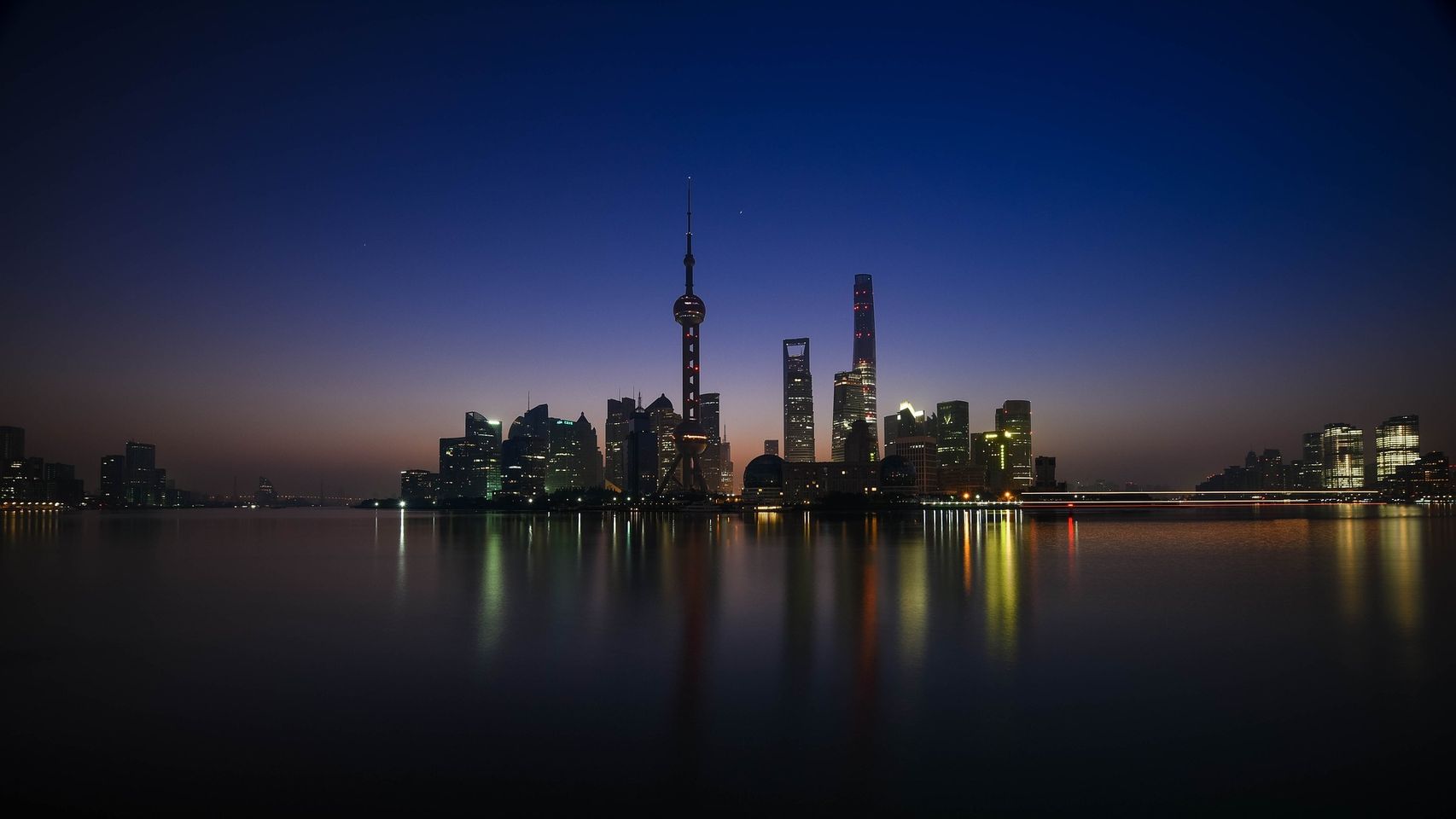 Panorámica nocturna de una ciudad.