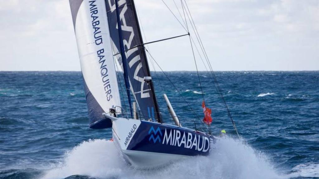 Un velero patrocinado por Mirabaud en una regata.