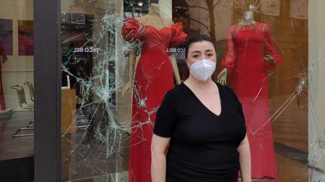 Maria José, encargada de la tienda Pronovias de la calle Arenal, con el escaparate roto.