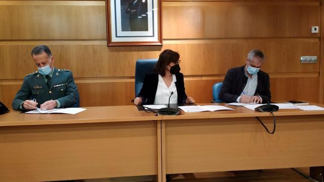 La subdelegada del Gobierno en Pontevedra, Maica Larriba (centro), junto al coronel jefe de la Comandancia de Guardia Civil de Pontevedra, Simón Venzal, y el alcalde accidental de O Porriño, Pedro Pereira