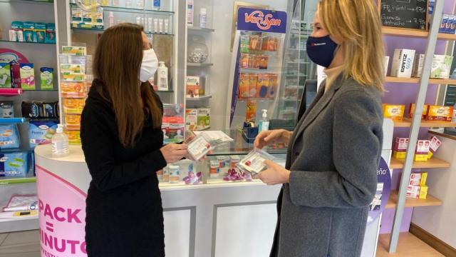 La delegada territorial de la Xunta junto a la presidenta del Colegio de Farmacéuticos de Pontevedra.