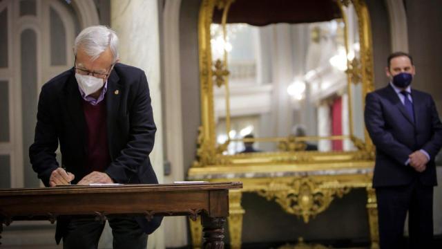 El alcalde de Valencia, Joan Ribó, en un acto de este viernes junto al ministro de Transportes, José Luis Ábalos. EE