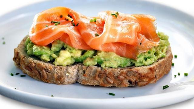 Una tostada de salmón y aguacate.