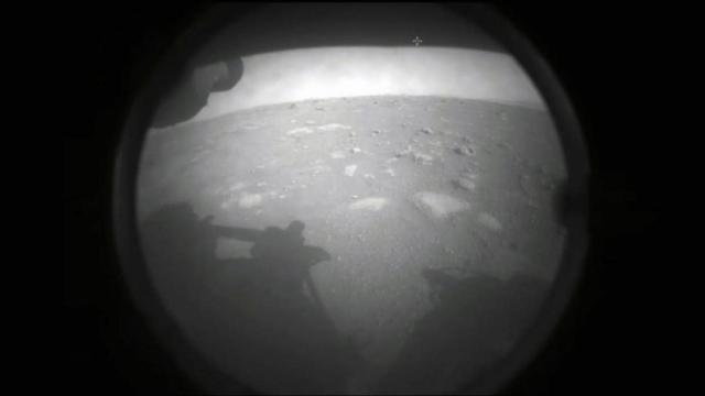 Primera foto de Perseverance captada desde la superficie de Marte. / NASA