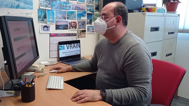 Santiago Escobar, en su despacho del Instituto VRAIN de la Universitat Politècnica de València.