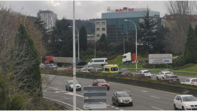 Camiones de mercancías saliendo de A Coruña tras la marcha.