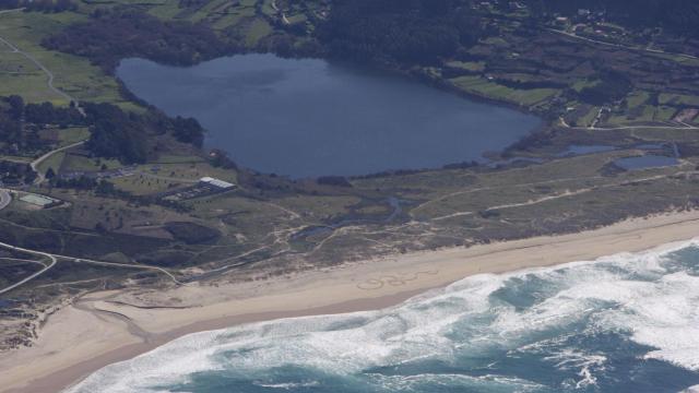 Los accesos al lago de Doniños forman parte del plan de gasto.