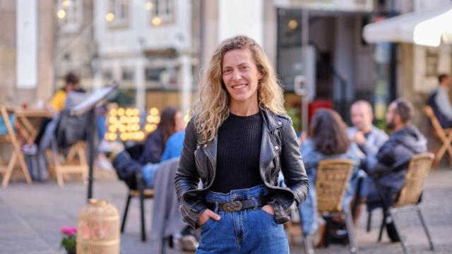 Natalia Devesa (responsable de A Carrilana junto con Javi) en la terraza del local.