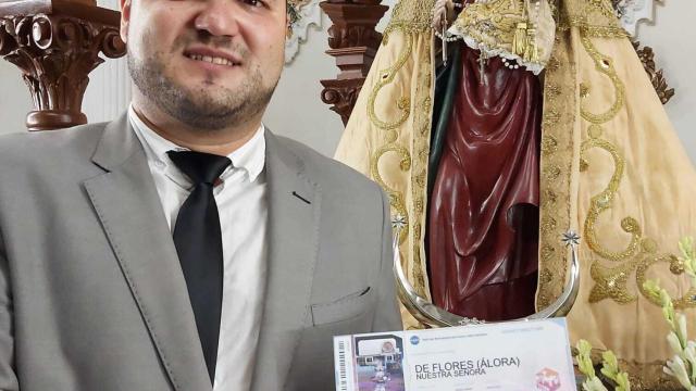 Francisco Fernández, 'Coqui', con el billete delante de la Virgen de Flores.