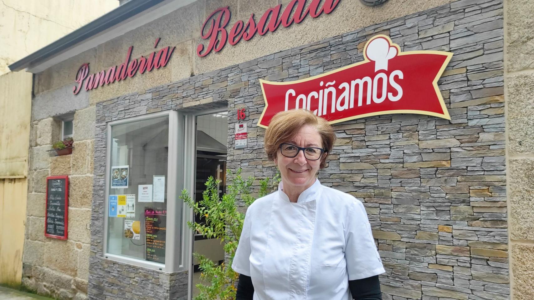 Ángeles Besada delante de su local.