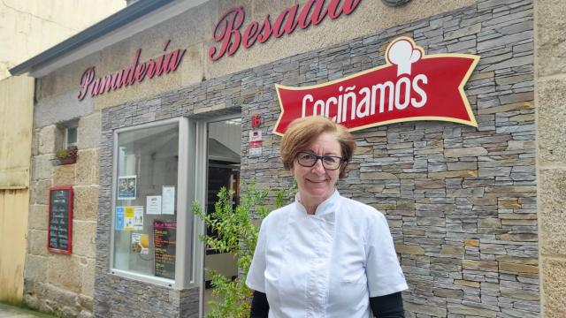 Ángeles Besada delante de su local.