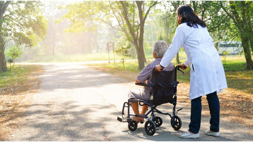 Mujer anciana en silla de ruedas