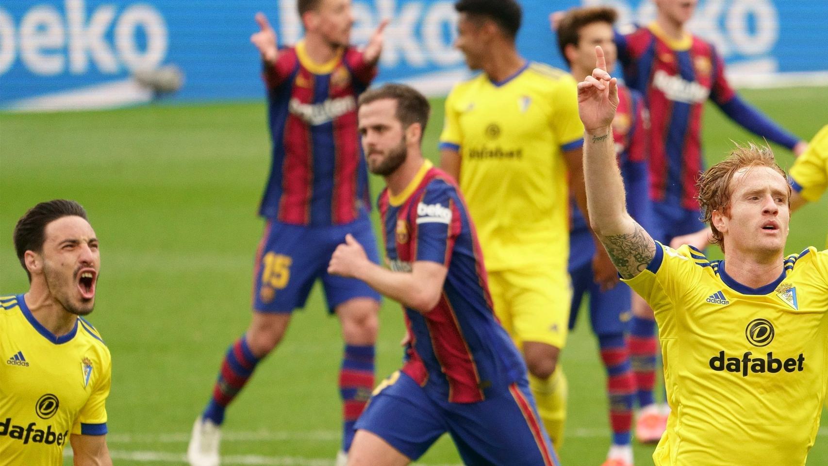 Clement Lenglet, al fondo, buscando que se tenga que repetir el penalti del Cádiz