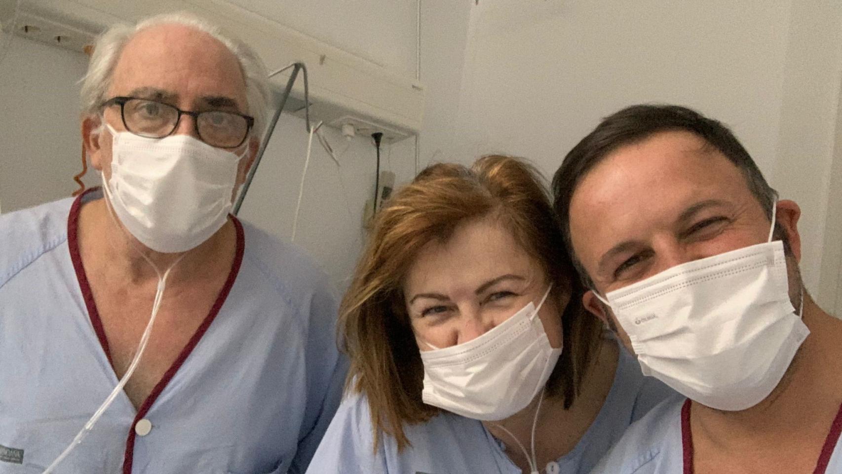 Pablo Ruz junto a sus padres, durante su ingreso en el hospital por la Covid-19.
