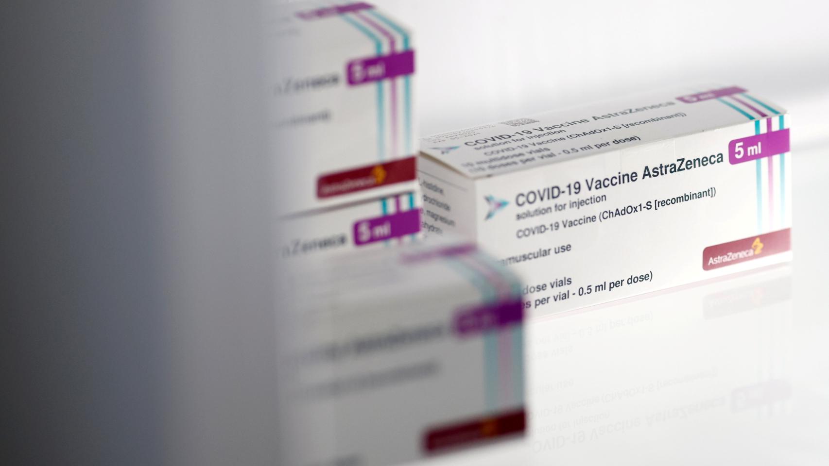 Envases de la vacuna contra la Covid de AstraZeneca.