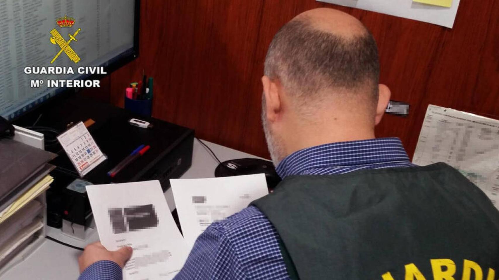 Un agente de la Guardia Civil, durante la investigación. Foto: Guardia Civil