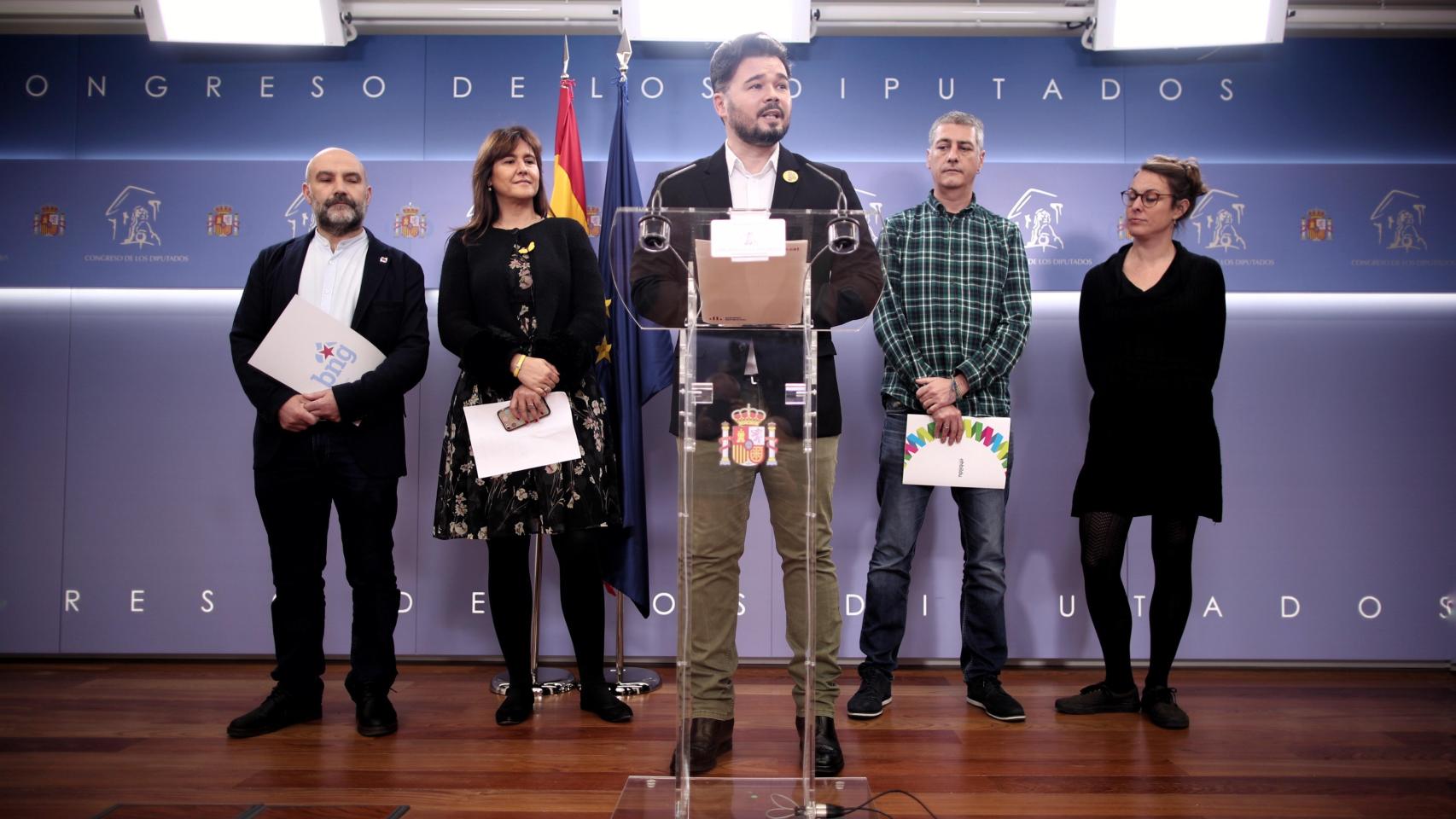 El portavoz de ERC en el Congreso, Gabriel Rufián, lee un manifiesto conjunto con JxCat, EH Bildu, CUP y BNG.