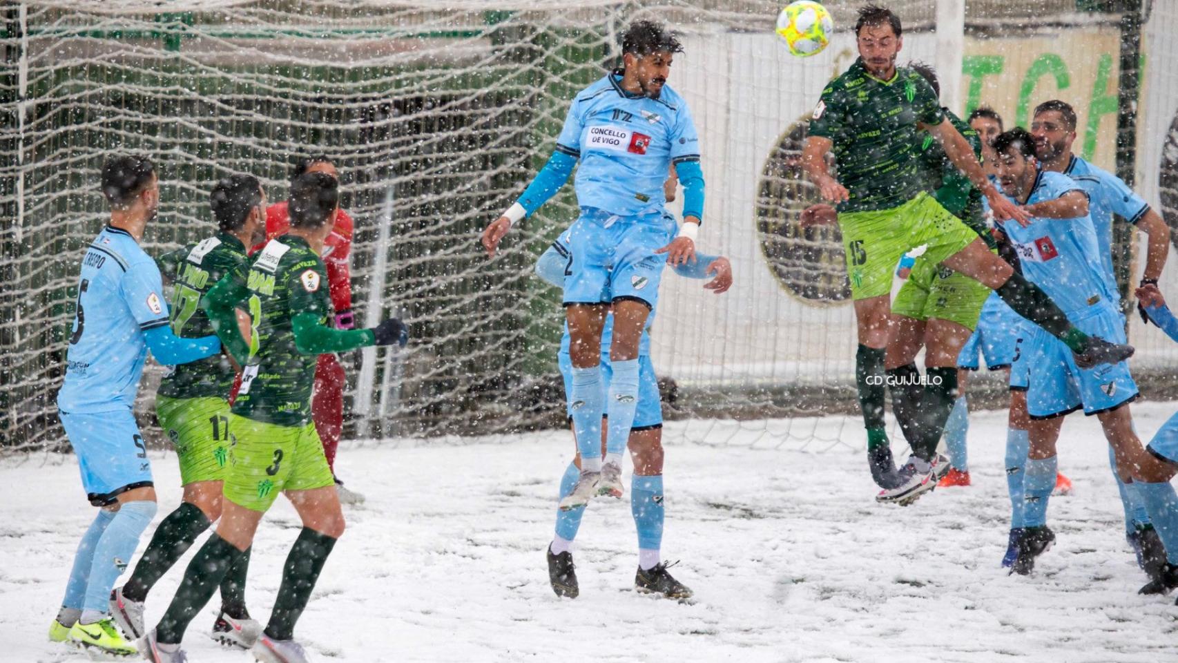 El encuentro entre Guijuelo y Coruxo estuvo marcado por la  nieve en el Luis Ramos