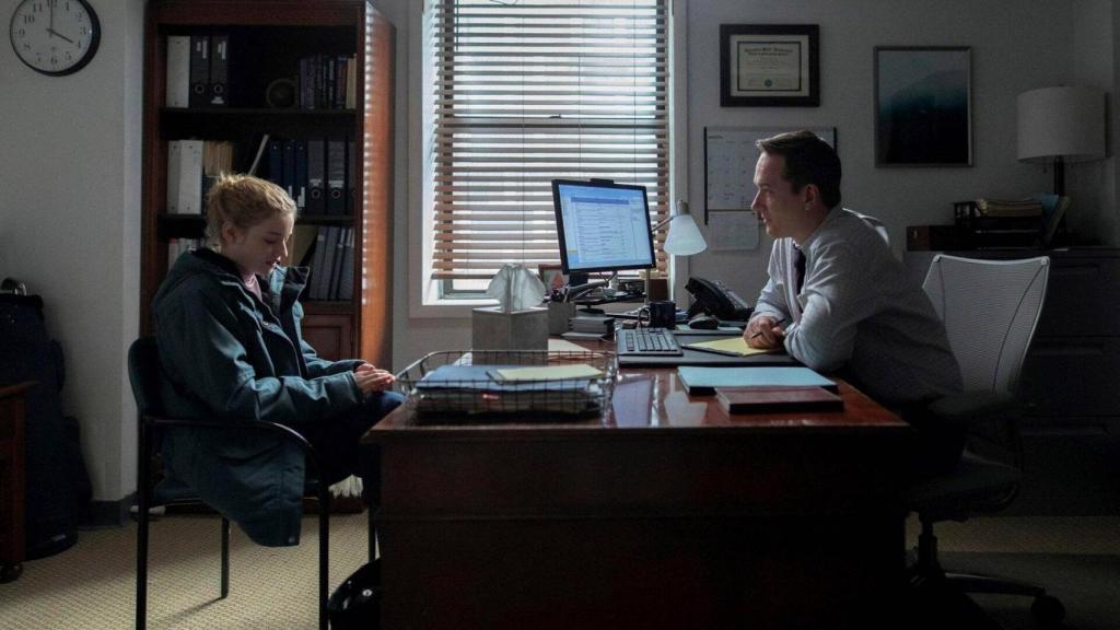 Matthew MacFayden ('Succcession') es un jefe de recursos humanos sin escrúpulos.