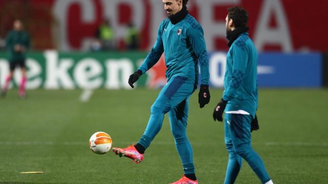 Ibrahimovic calentando con el Milan en Serbia