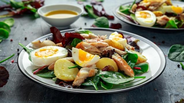 Ensalada de patatas y caballa, una receta sana y muy completa
