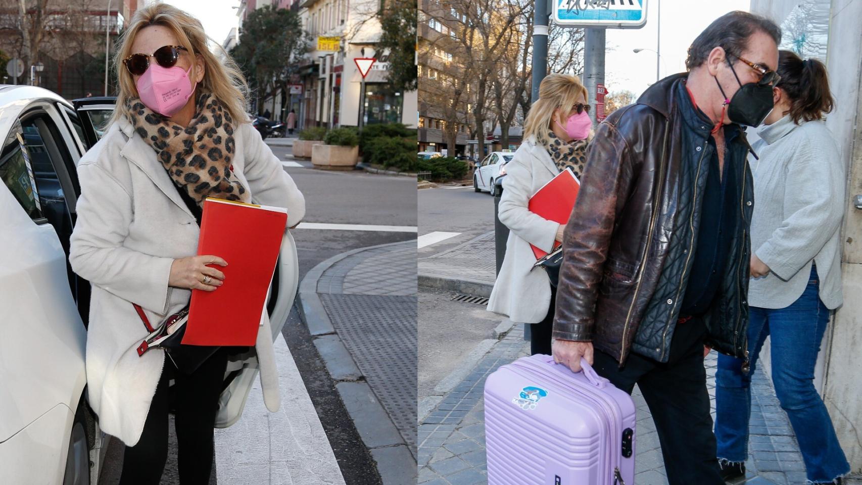 Lydia Lozano y Charlie entrando en el hospital donde ella va a ser intervenida.