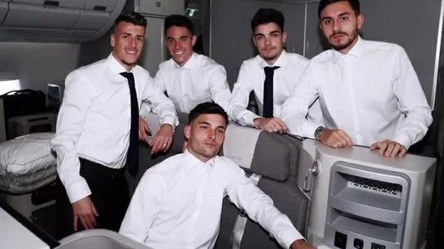 Antonio Blanco, Sergio Arribas, Hugo Duro, Miguel Gutiérrez y Víctor Chust, en el vuelo hacia Bérgamo