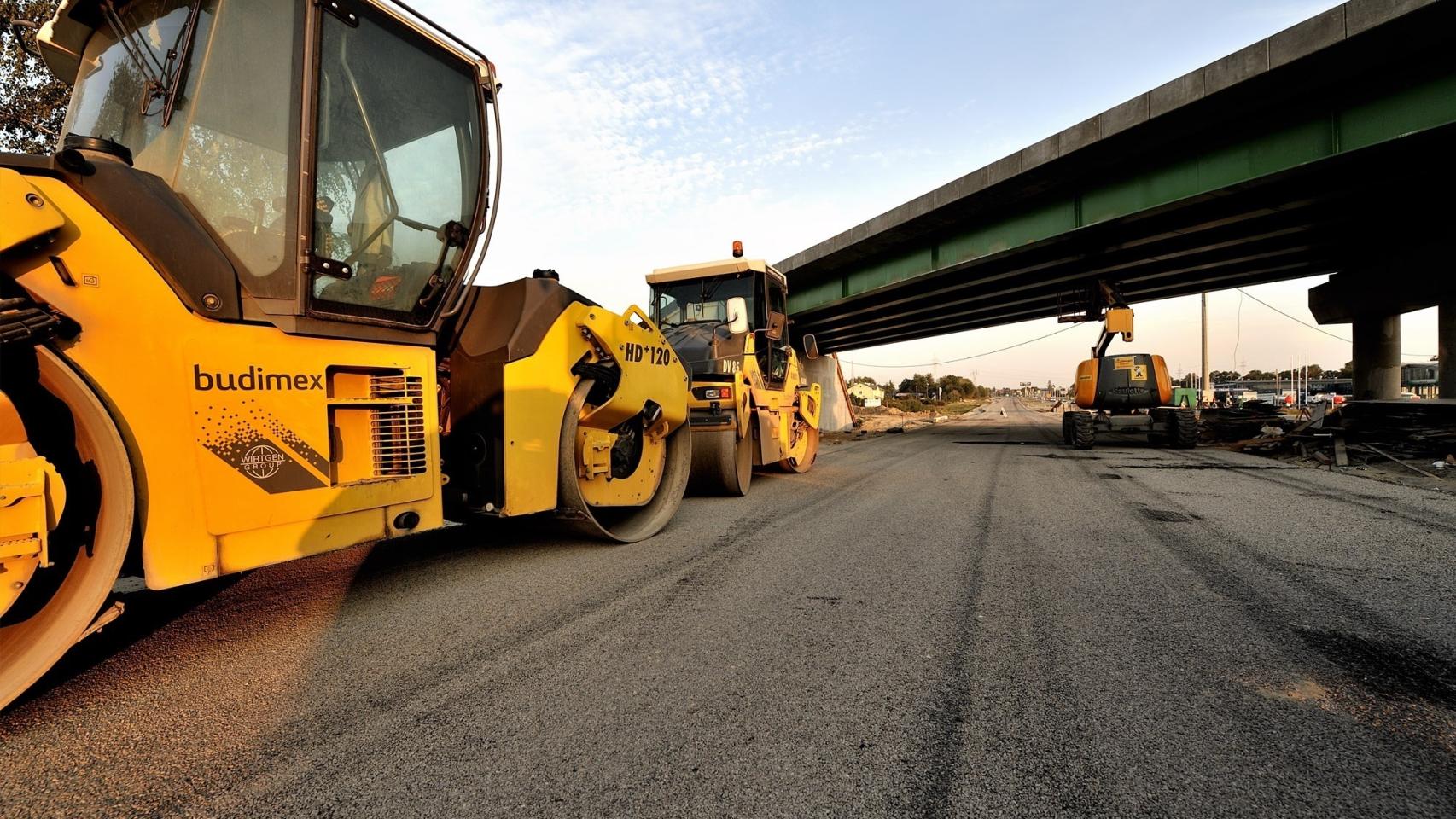 Construcción de una carretera por Ferrovial.