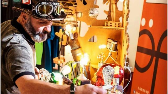 Álvaro en su taller.