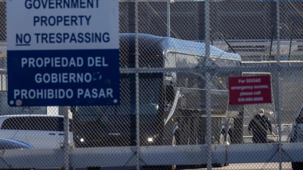 Un autobús sale de una instalación fronteriza cerrada cuando se esperaba que los migrantes sujetos a un programa de restricción de asilo de la era Trump comenzaran a ingresar a los Estados Unidos en el cruce fronterizo de San Ysidro con México, en San Diego, California, EE. UU., 19 de febrero de 2021. REUTERS / Mike Blake