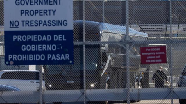 Un autobús sale de una instalación fronteriza cerrada cuando se esperaba que los migrantes sujetos a un programa de restricción de asilo de la era Trump comenzaran a ingresar a los Estados Unidos en el cruce fronterizo de San Ysidro con México, en San Diego, California, EE. UU., 19 de febrero de 2021. REUTERS / Mike Blake