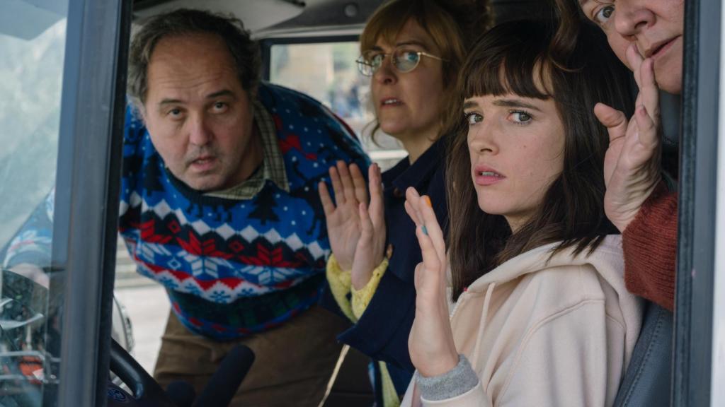 Un reparto coral acompaña a Susana Abaitua y Álvaro Cervantes.