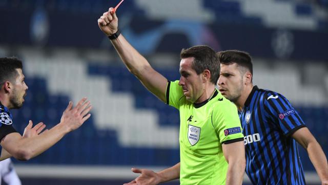 Tobias Stieler expulsa a Remo Freuler tras una entrada a Mendy