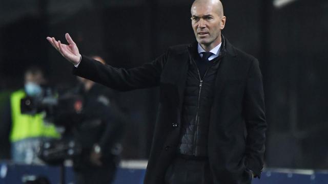 Zinedine Zidane da órdenes a los jugadores del Real Madrid