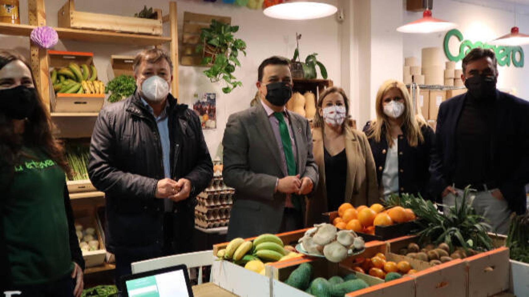 Visita del consejero de Agricultura de Castilla-La Mancha, Francisco Martínez Arroyo, este miércoles a la tienda Coopera Natura en Cuenca