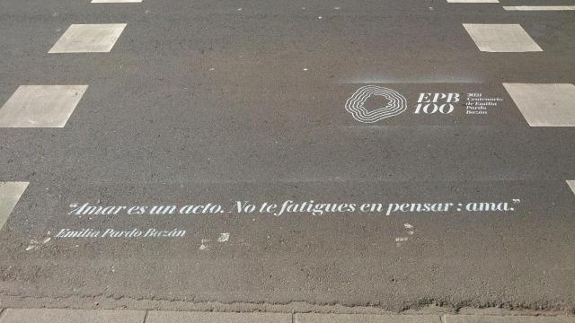 Una de las frases de Emilia Pardo Bazán pintada en las calles de A Coruña.
