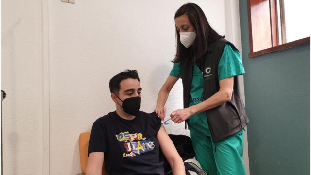 Rubén Hernández, del colegio Víctor López Seoane de A Coruña, en el primer día de vacunación de docentes.