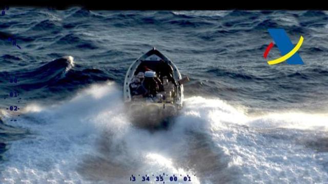 Una lancha de narcos perseguida por un helicóptero de la Agencia Tributaria.