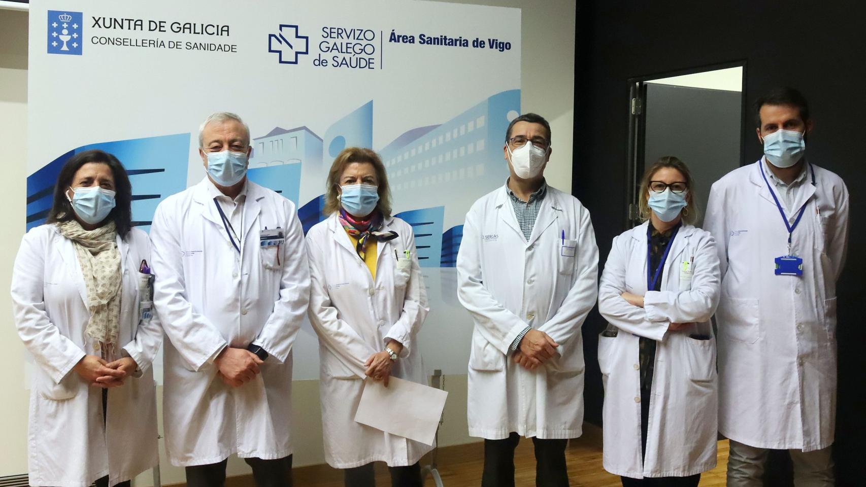 La coordinadora da Unidade, Guadalupe Piñeiro, y el jefe de servicio de Endocrinología, Eduardo Pena, acompañados del gerente del área y otros directivos de la gerencia