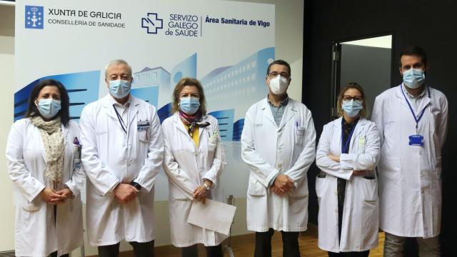 La coordinadora da Unidade, Guadalupe Piñeiro,  y el jefe de servicio de Endocrinología, Eduardo Pena,  acompañados del gerente del área y otros directivos de la gerencia