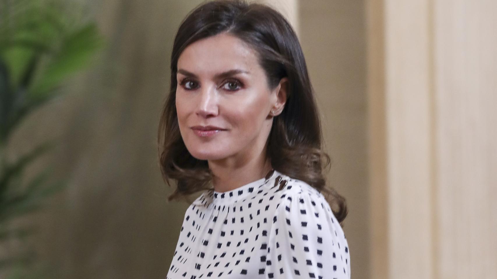 La reina Letizia con vestido de Massimo Dutti en el palacio de la Zarzuela en junio de 2019.