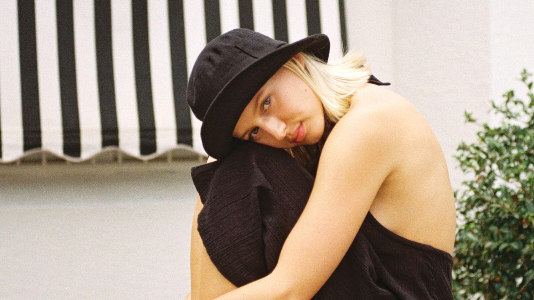 'Bucket hat': el clásico sombrero de estilo pescador regresa con fuerza esta temporada