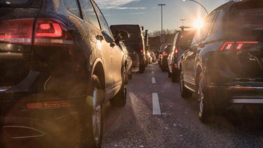 Coches en una carretera en una imagen de archivo.