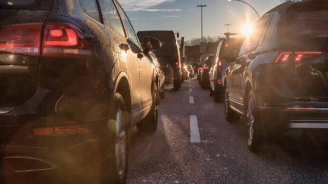 Coches en una carretera en una imagen de archivo.