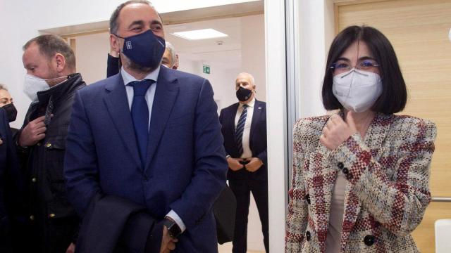 La ministra de Sanidad, Carolina Darias, (d) conversa con el consejero de Sanidad, Julio García (i) durante su visita este jueves a la fábrica de Biofabri, del Grupo Zendal, que colabora en la producción y envasado de varias vacunas contra la Covid-19 en O Porriño, Pontevedra.