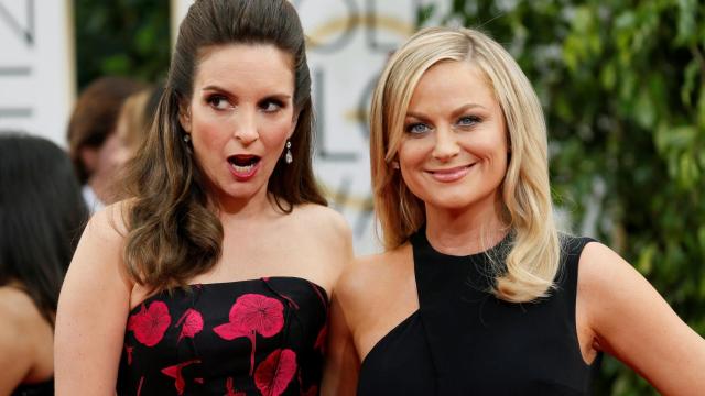 Tina Fey y Amy Poehler en los Globos de Oro.
