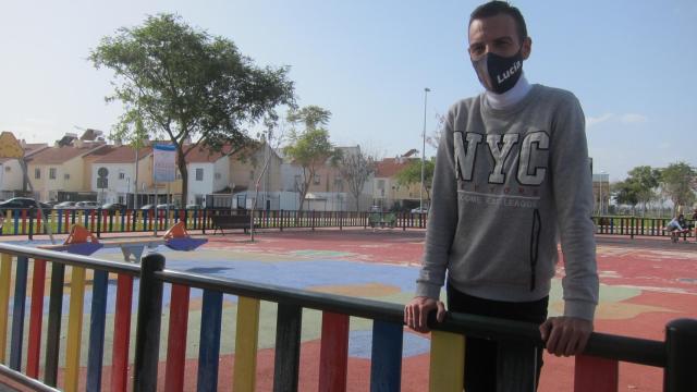 Joaquín Begines, el padre de Lucía, en un parque infantil.